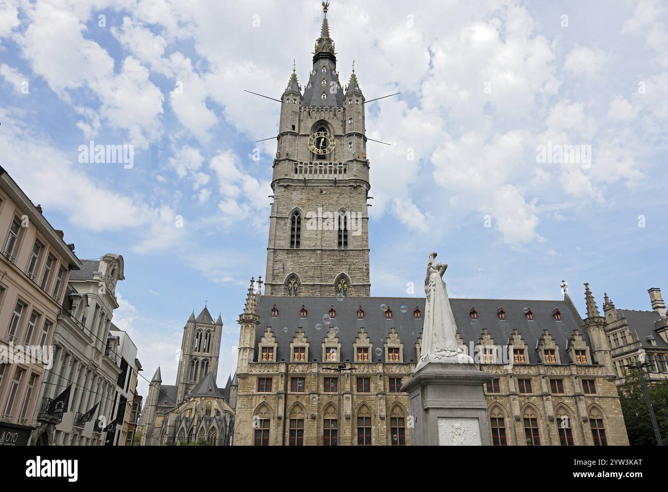 Glockenturm mit Tuchhalle und Nikolaikirche (hinten), UNESCO-Weltkulturerbe, Gent, Flandern, Belgien, Europa Stockfoto