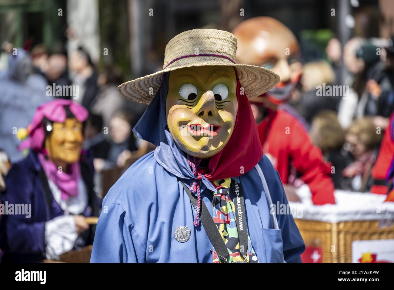 Teilnehmer verkleidet als Narren aus dem Gastkanton Schwyz, Narrensymposium der Maerchler Karnevalsvereine, Parade der historischen KK Stockfoto
