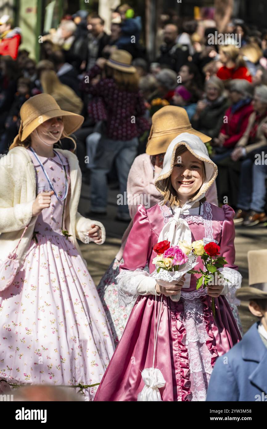 Mädchen mit Blumen, Parade von traditionell gekleideten Gilden, Sechselaeuten oder Saechsilueuete, Zürcher Frühlingsfest, Zürich, Schweiz, Europa Stockfoto