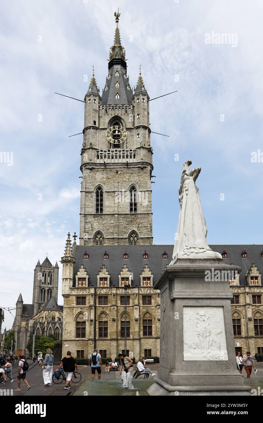 Glockenturm mit Tuchhalle und Nikolaikirche (hinten), UNESCO-Weltkulturerbe, Gent, Flandern, Belgien, Europa Stockfoto