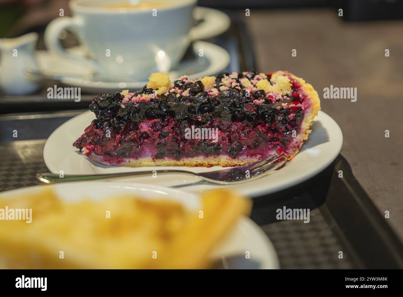 Ein Stück Beerenkuchen mit knusprigem Teller auf einem weißen Teller, Herbstkreationen, Cafe Kuh, Deckenpfronn, Schwarzwald, Deutschland, Europa Stockfoto