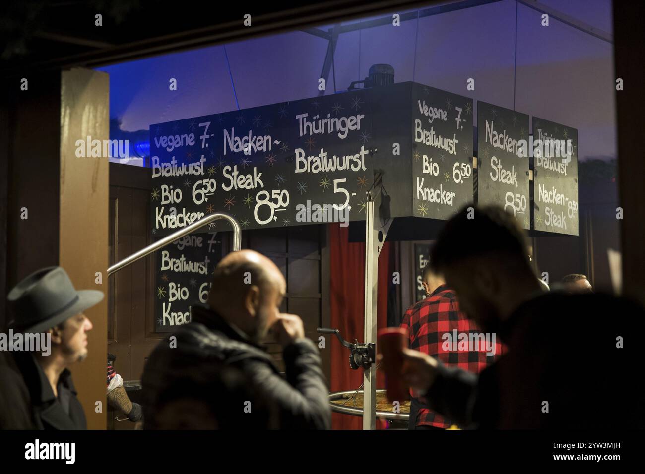 Bratwurststand am Weihnachtszauber Gendarmenmarkt. Der Weihnachtsmarkt am Gendarmenmarkt wird seit 20 Jahren auf den Bebelplatz verlegt Stockfoto