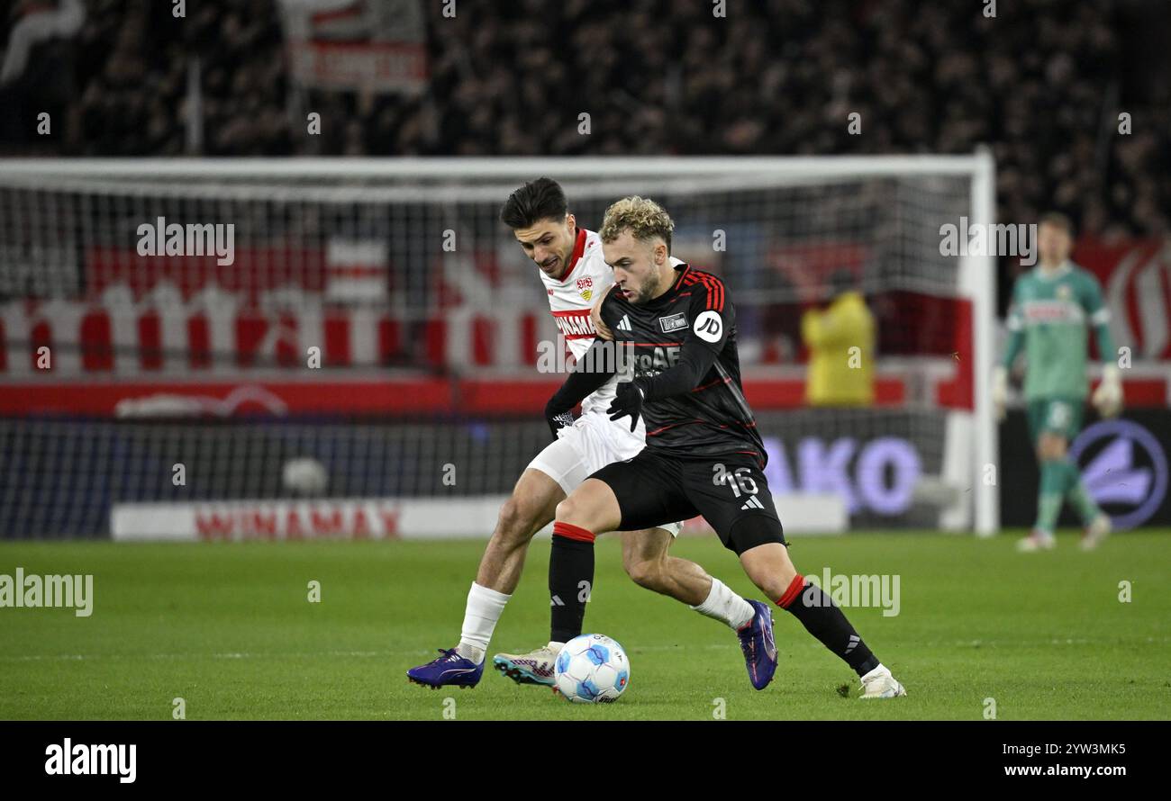Duell, Aktion Loenidas Stergiou VfB Stuttgart (20) gegen Benedikt Hollerbach 1. FC Union Berlin FCU (16) MHPArena, MHP Arena Stuttgart, Baden-Wuertte Stockfoto