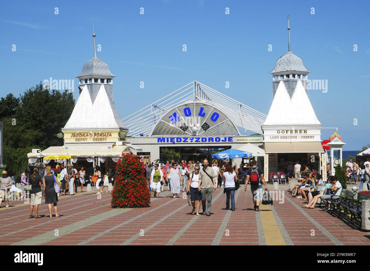 Menschen am Pier in Miedzyzdroje, Vorpommern, Ostsee, Polen, Osteuropa, Europa Stockfoto