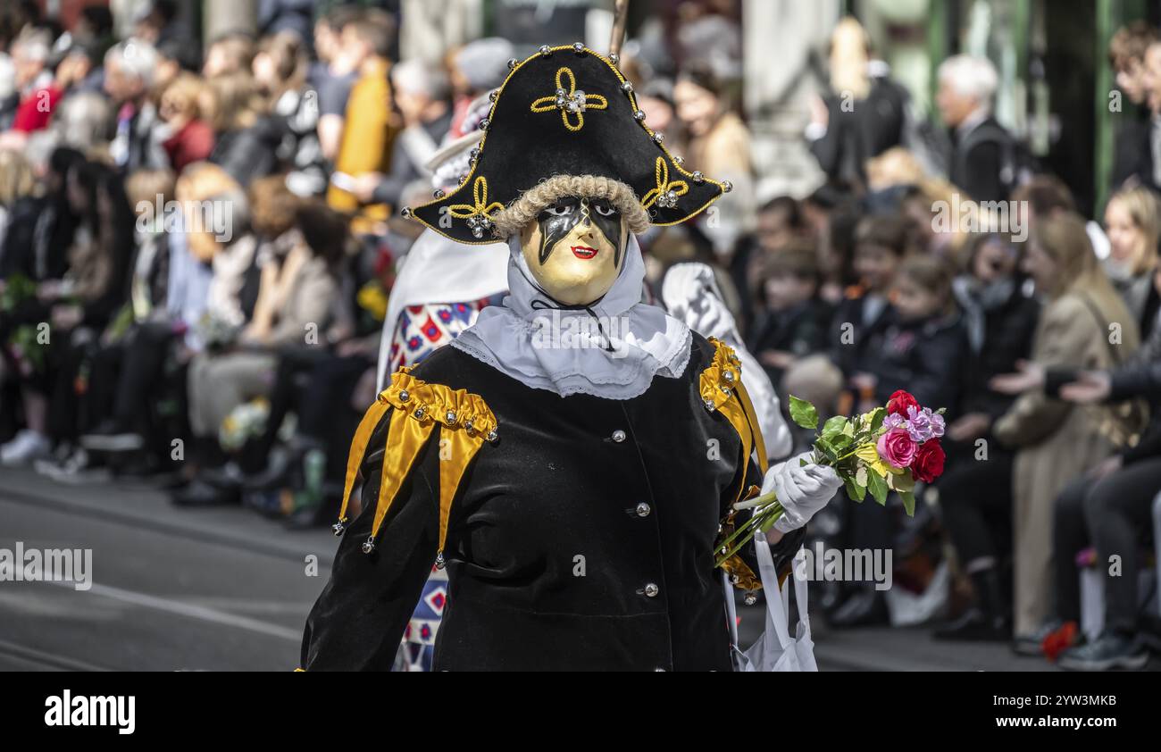 Teilnehmer verkleidet als Narren aus dem Gastkanton Schwyz, Narrensymposium der Maerchler Karnevalsvereine, Parade der historischen KK Stockfoto