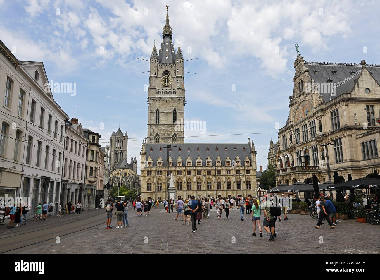 Glockenturm mit Tuchhalle und Gent Nationaltheater (rechts) und Nikolaikirche (hinten), UNESCO-Weltkulturerbe, Gent, Flandern, Belgien, Europa Stockfoto