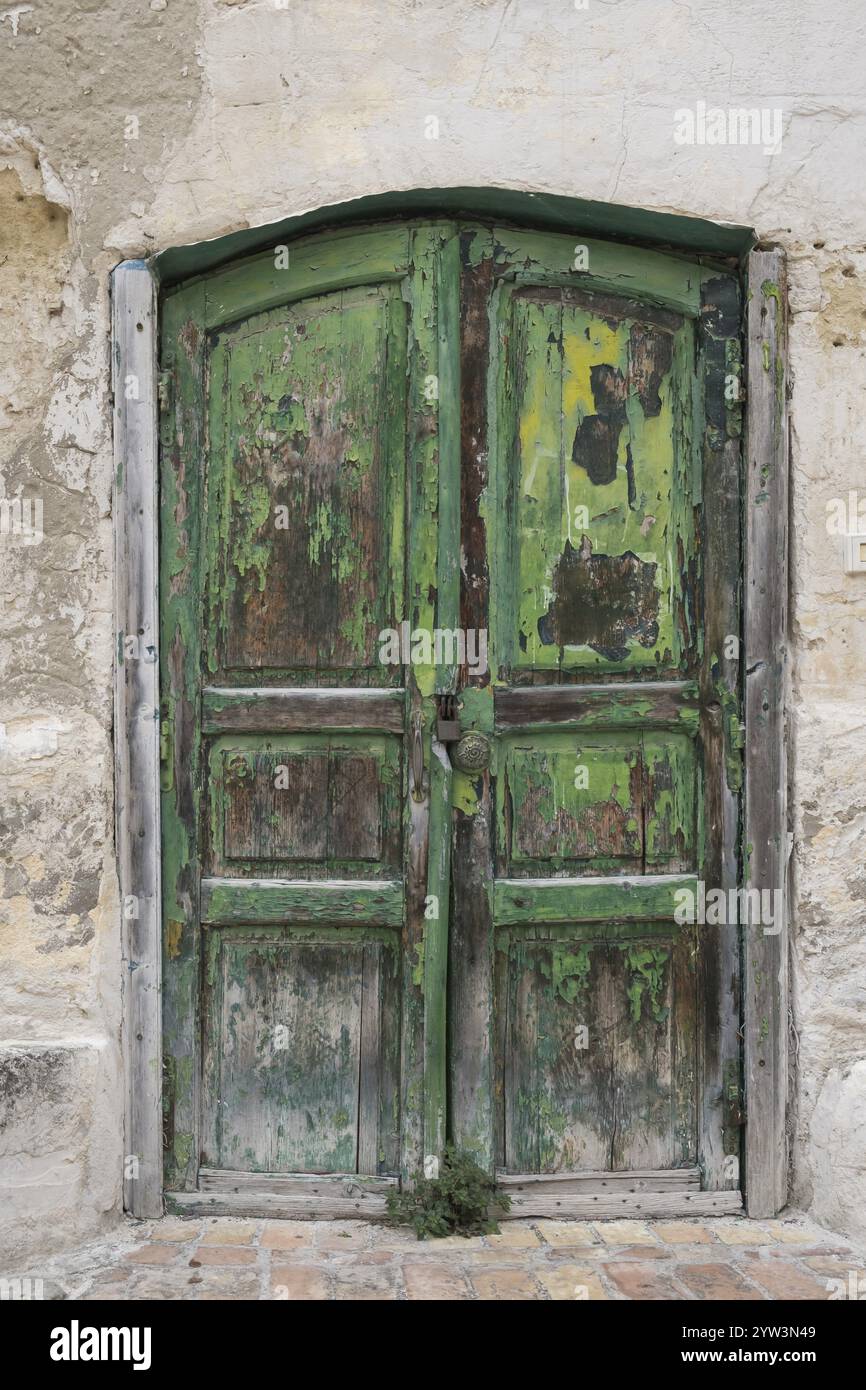 Alte baufällige Eingangstür, Altstadt, Matera, Basilicata, Süditalien, Italien, Europa Stockfoto