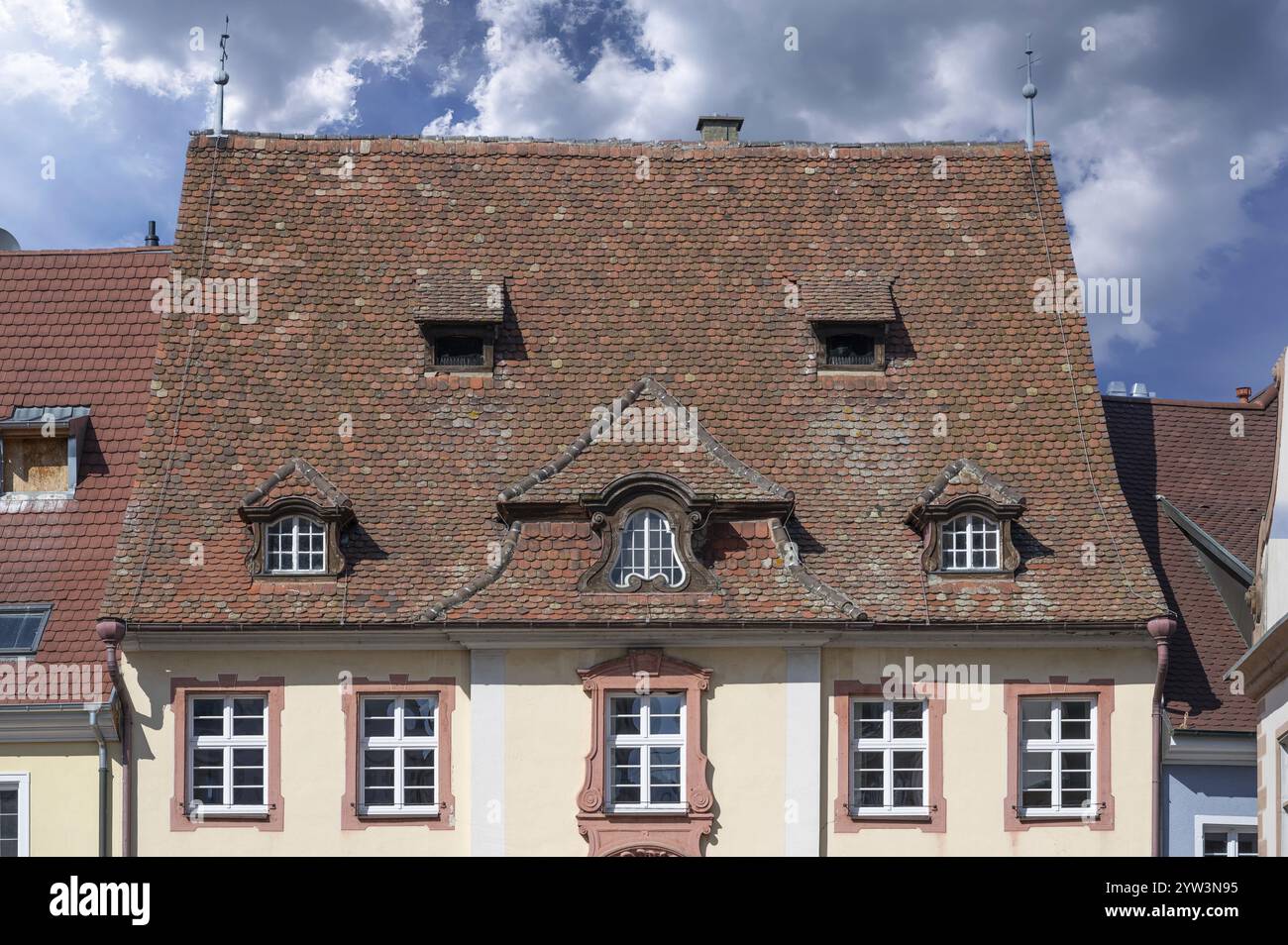 Dach mit Dachbalken des historischen Stadthauses von 1775, Marktplatz, Endingen, Baden-Württemberg, Deutschland, Europa Stockfoto