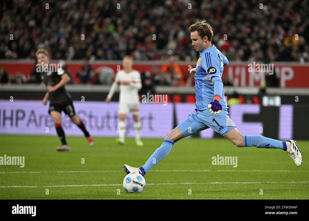 Torhüter Frederik Roennow 1. FC Union Berlin FCU (01) Action on the Ball MHPArena, MHP Arena Stuttgart, Baden-Württemberg, Deutschland, Europa Stockfoto