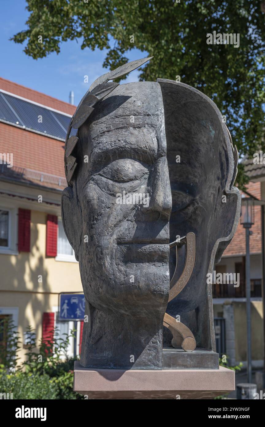 Brunnen mit der Büste des römischen Kaisers Vespasian, Kunstwerk von 1992 des Bildhauers Guido Messer, Riegel, Baden-Württemberg, Deutschland, Europa Stockfoto