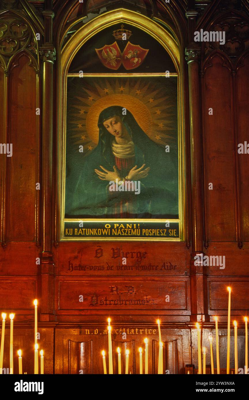 Kerzen bei polnischem Gemälde der Jungfrau Maria von Ostra Brama im Ambulatorium der Kirche St. Séverin in Paris, Frankreich Stockfoto