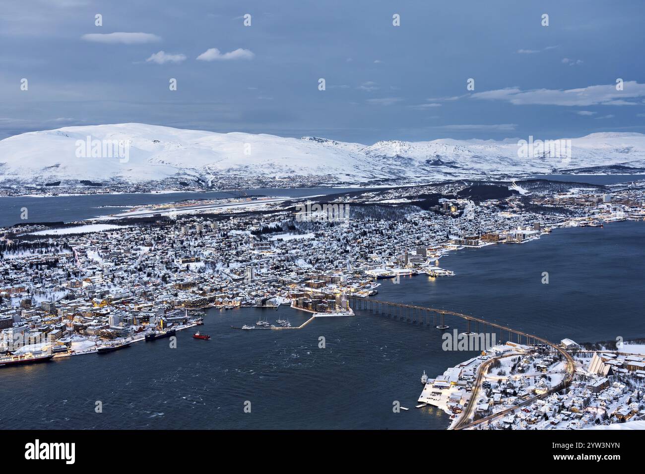 Winterblick auf Tromso in der Abenddämmerung vom Mount Storsteinen, Troms, Norwegen, Europa Stockfoto