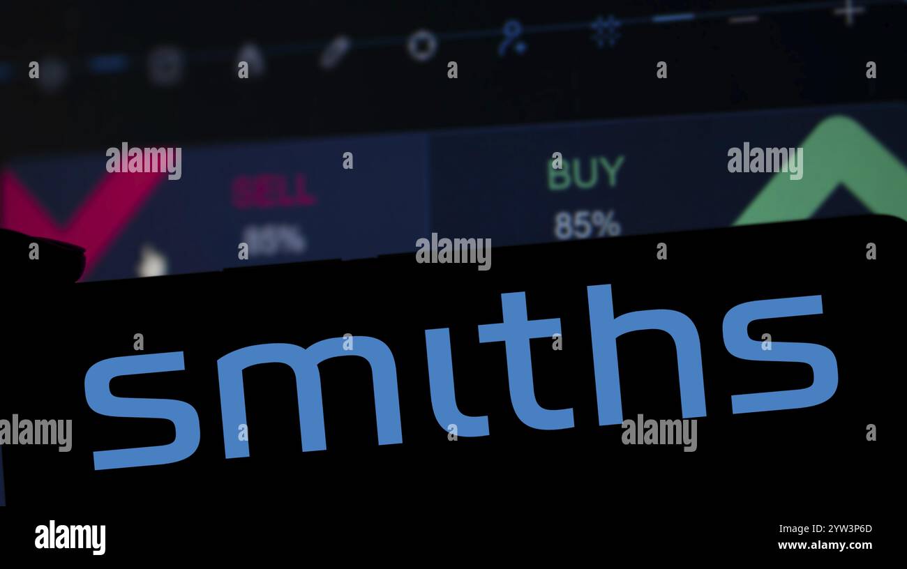 Dhaka, Bangladesch - 5. Dezember 2024: Das Logo der Smiths Group wird auf dem Smartphone angezeigt. Smiths Group plc ist ein britisches multinationales Unternehmen. Stockfoto Dhaka, Bangladesch - 5. Dezember 2024: Das Logo der Smiths Group wird auf dem Smartphone angezeigt. Smiths Group plc ist ein britisches multinationales Unternehmen. Stockfoto