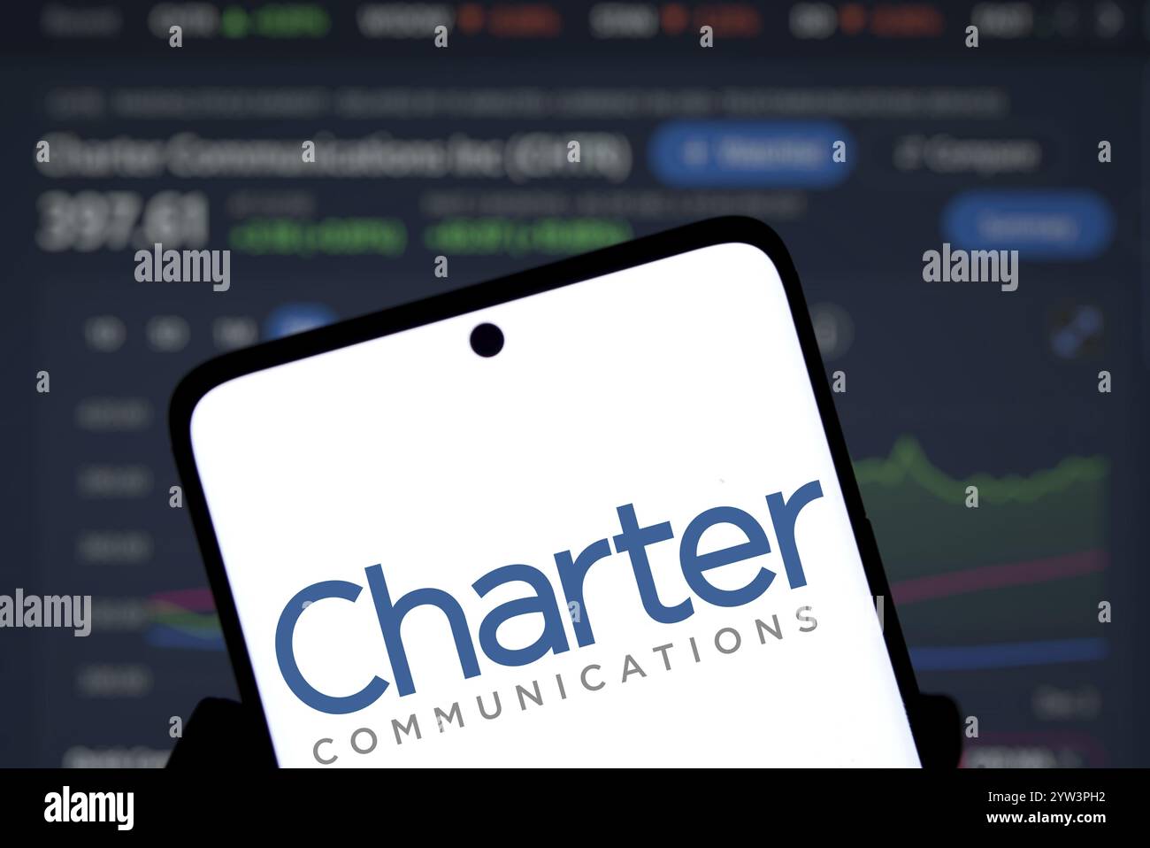 Dhaka, Bangladesch - 5. Dezember 2024: Das Logo für die Kommunikation von Charter wird auf dem Smartphone angezeigt. Charter Communications Inc. Ist ein US-amerikanisches Telekommunikationsunternehmen Stockfoto