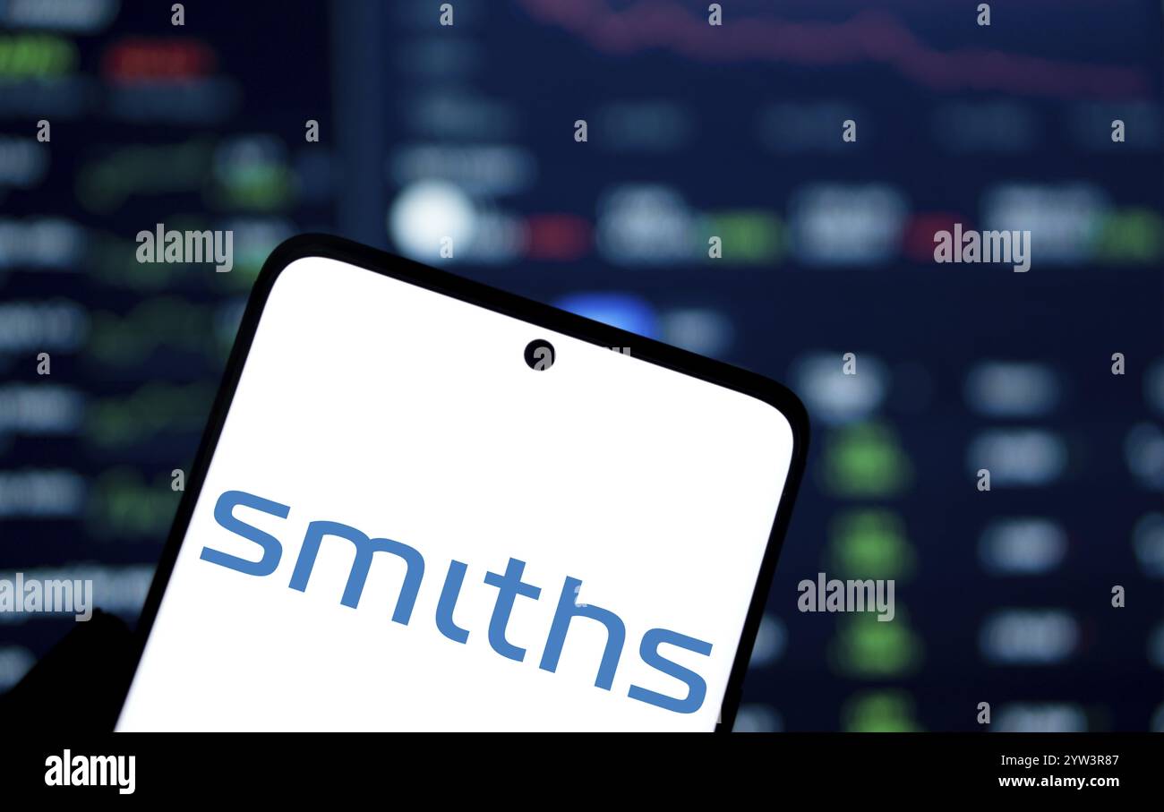 Dhaka, Bangladesch - 5. Dezember 2024: Das Logo der Smiths Group wird auf dem Smartphone angezeigt. Smiths Group plc ist ein britisches multinationales Unternehmen. Stockfoto Dhaka, Bangladesch - 5. Dezember 2024: Das Logo der Smiths Group wird auf dem Smartphone angezeigt. Smiths Group plc ist ein britisches multinationales Unternehmen. Stockfoto