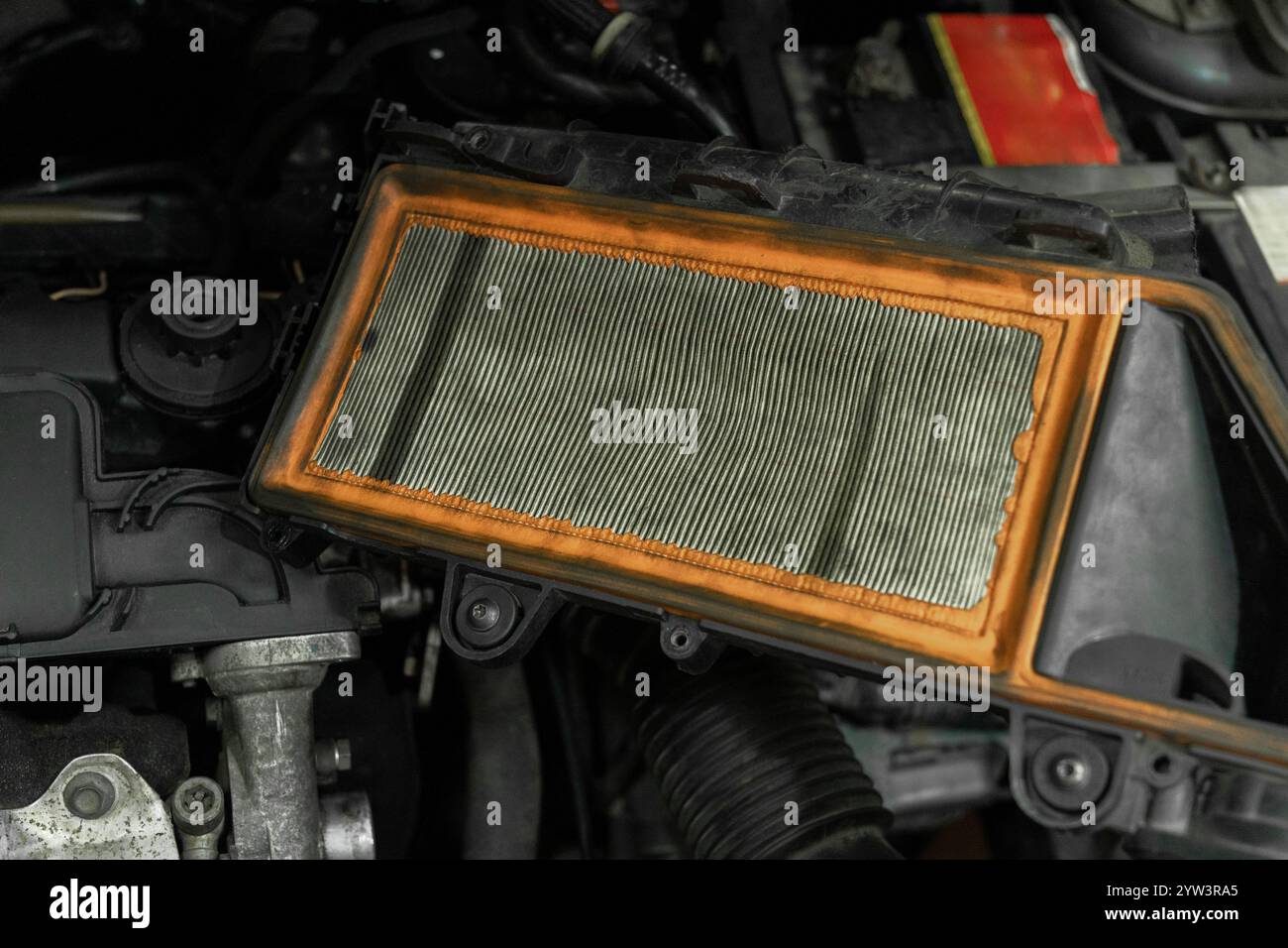 Alte gebrauchte Luftfilter in Schmutz und Staub, um die Luft zu reinigen. Verschmutzter Luftfilter des Fahrzeugmotors muss aufgrund von Verunreinigungen ersetzt werden. Stockfoto