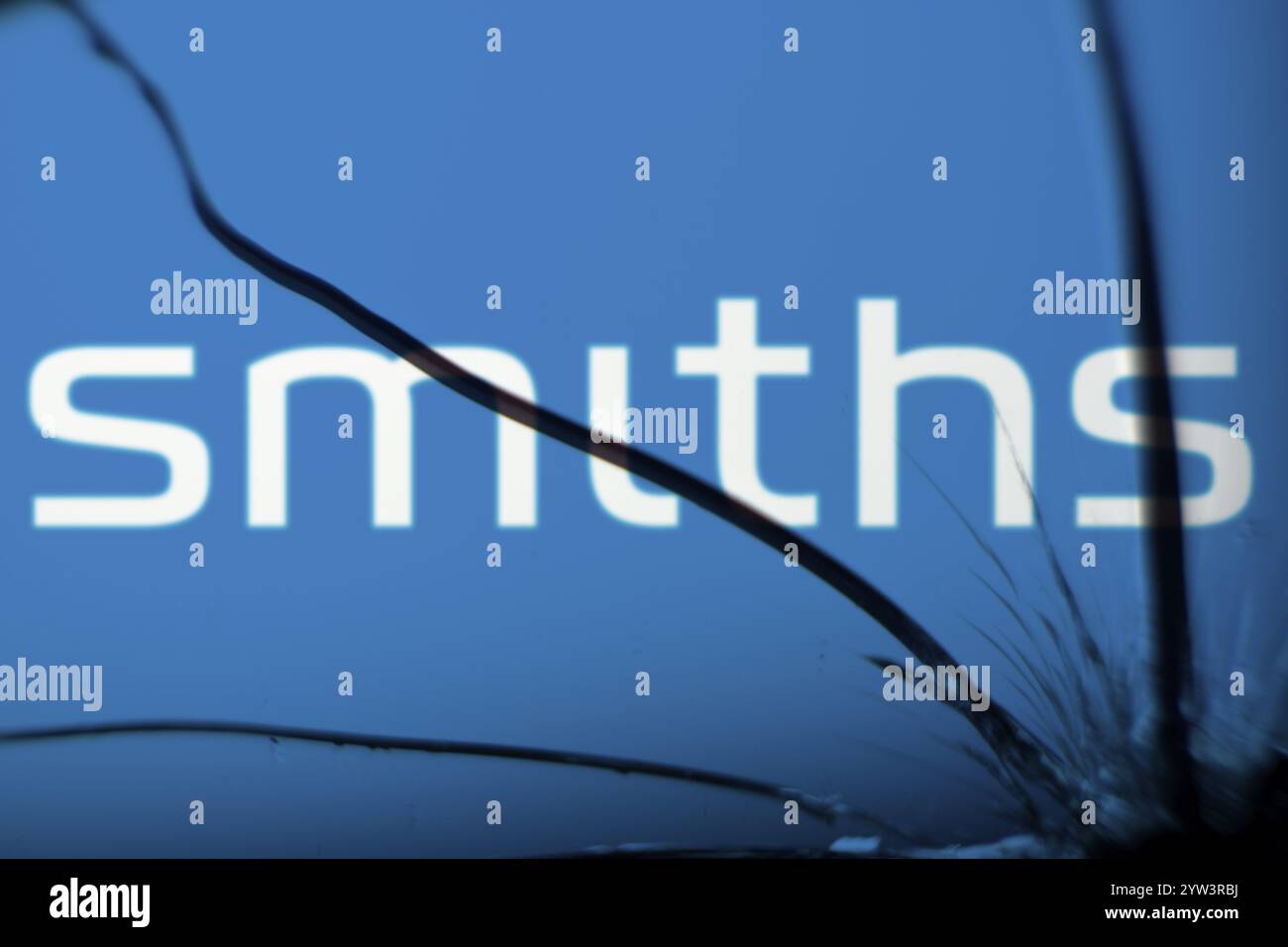 Dhaka, Bangladesch - 5. Dezember 2024: Das Smiths-Logo ist auf dem Glasbruch sichtbar. Smiths Group plc ist ein britisches multinationales Unternehmen. Stockfoto Dhaka, Bangladesch - 5. Dezember 2024: Das Smiths-Logo ist auf dem Glasbruch sichtbar. Smiths Group plc ist ein britisches multinationales Unternehmen. Stockfoto