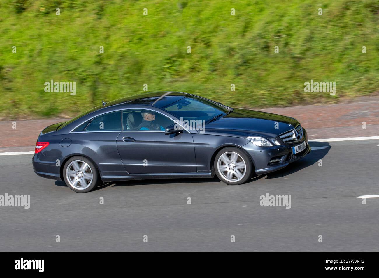 2013 Mercedes-Benz E220 SPT CDI Blueefi-Cy A, E-Klasse Coupé; Fahrt auf der Autobahn M6, Großbritannien Stockfoto