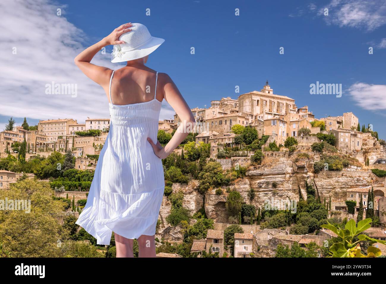 Frau im Sommerkleid im Urlaub, die sich das Dorf Gordes in Luberon, Provence, Frankreich anschaut Stockfoto