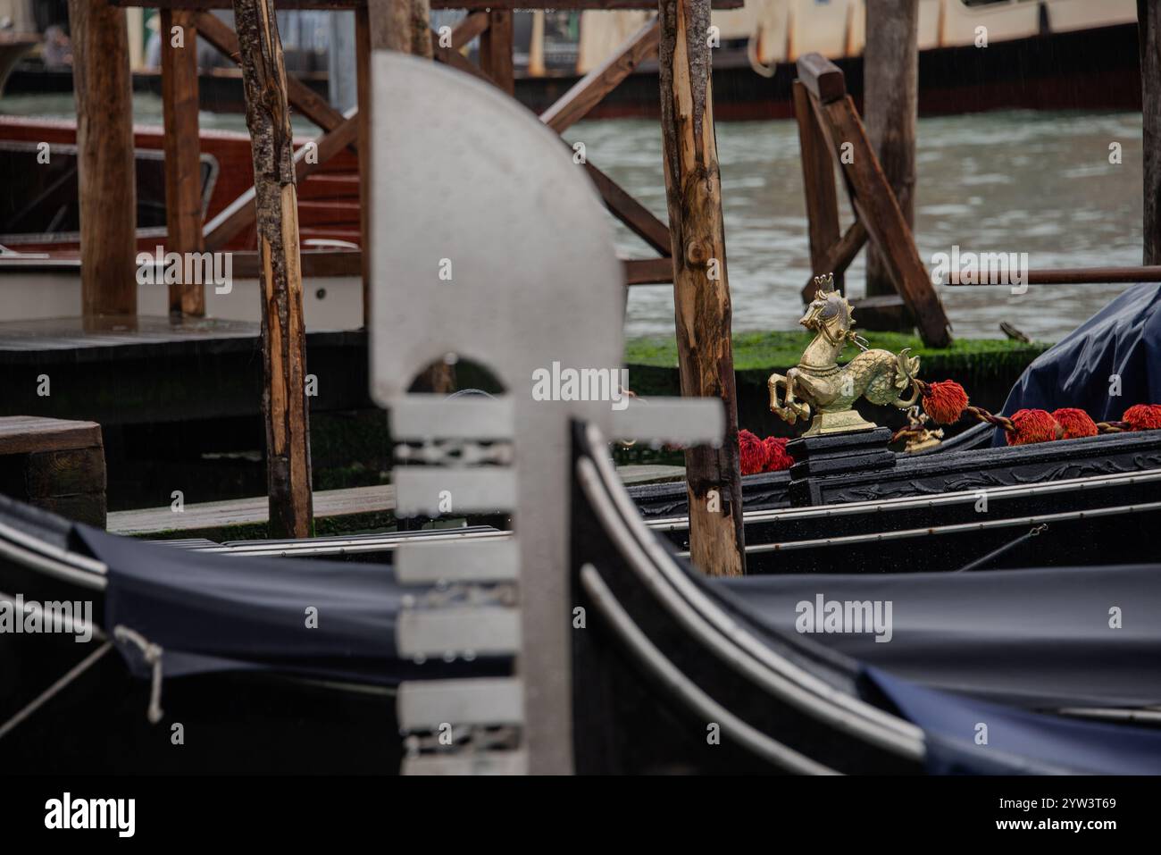 Ein Seepferd auf dem Bug der Gondel von Venedig. Stockfoto