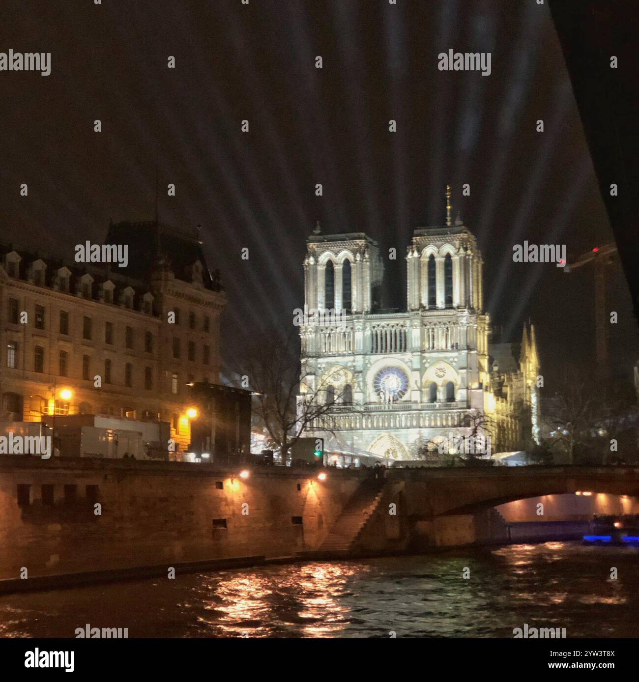 Paris, Frankreich. Dezember 2024. (int) die Wiedereröffnung von notre Dame in paris. 7. Dezember 2024, paris, frankreich: notre Dame wurde fünf Jahre nach einem verheerenden Brand am 15. april 2019 wieder für die Öffentlichkeit geöffnet. Die Wiedereröffnungszeremonie fand in Anwesenheit des französischen Präsidenten emmanuel macron und einiger Führer der Welt statt, wie der neu gewählte US-Präsident donald j. Trump, die eigentliche US-First Lady, jill biden, der ukrainische Präsident, wolodymyr oleksandrovych zelenskyy und Konzerte, Messen unter anderem. Es wird erwartet, dass Millionen von Menschen die Dame besuchen. (Das Foto wurde am 6. dezember 2024 einen Tag vor der Wiedereröffnung aufgenommen).c Stockfoto