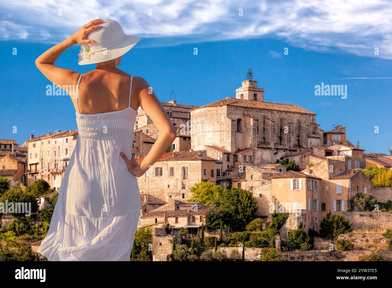 Frau im Sommerkleid im Urlaub, die sich das Dorf Gordes in Luberon, Provence, Frankreich anschaut Stockfoto