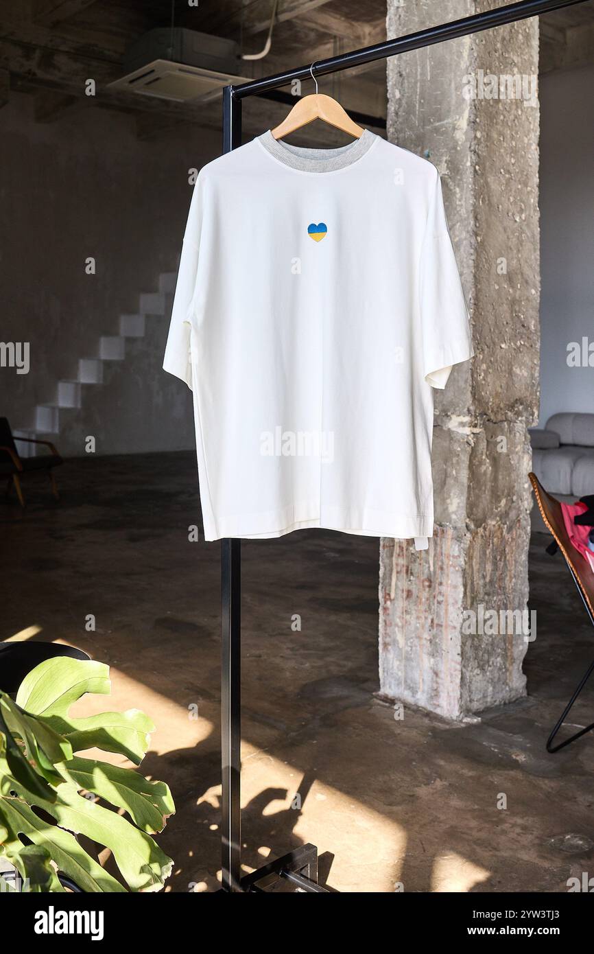 Heart for Ukraine – Weißes T-Shirt Stockfoto