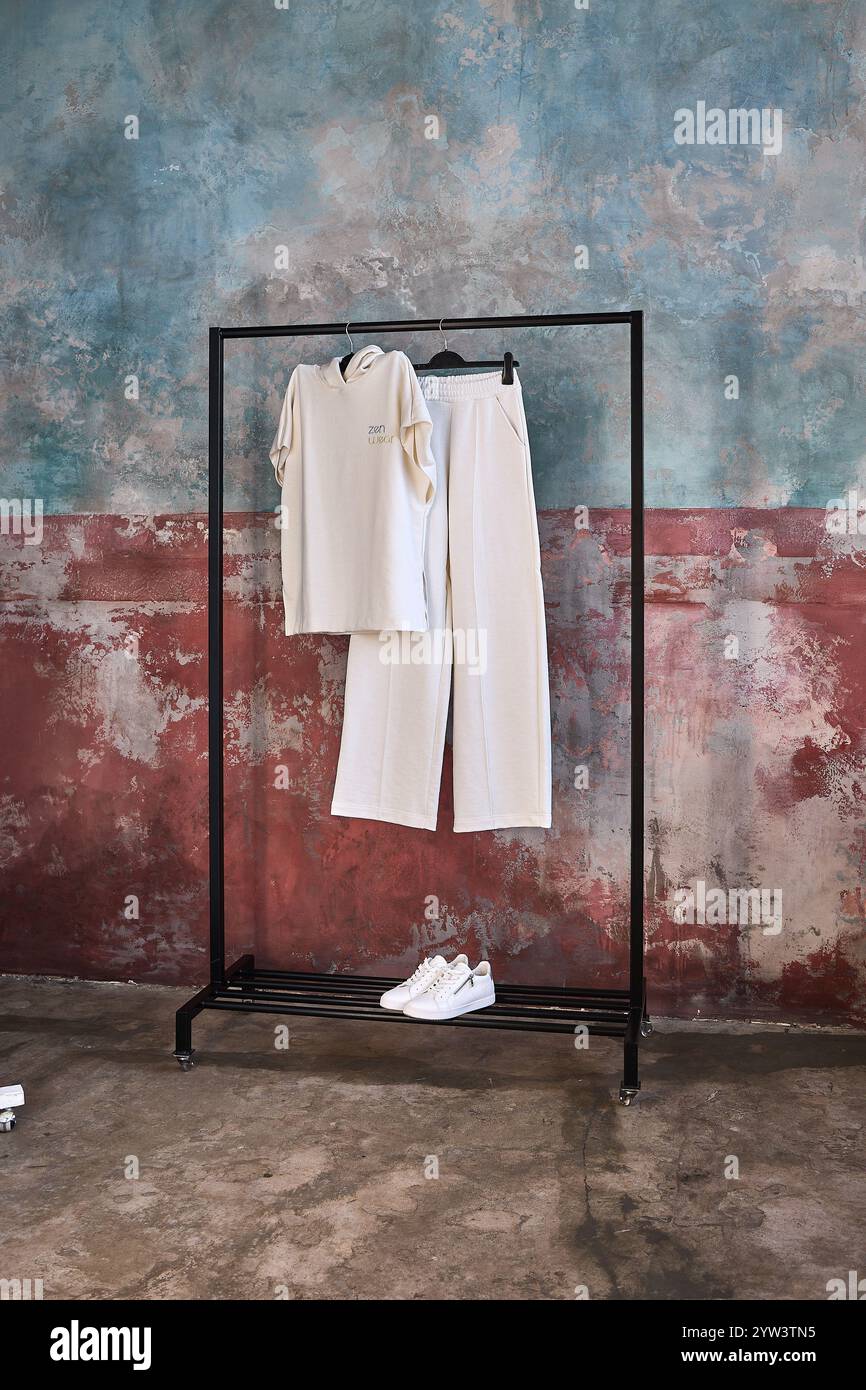 Minimalistischer Kleiderständer mit legerem Outfit Stockfoto