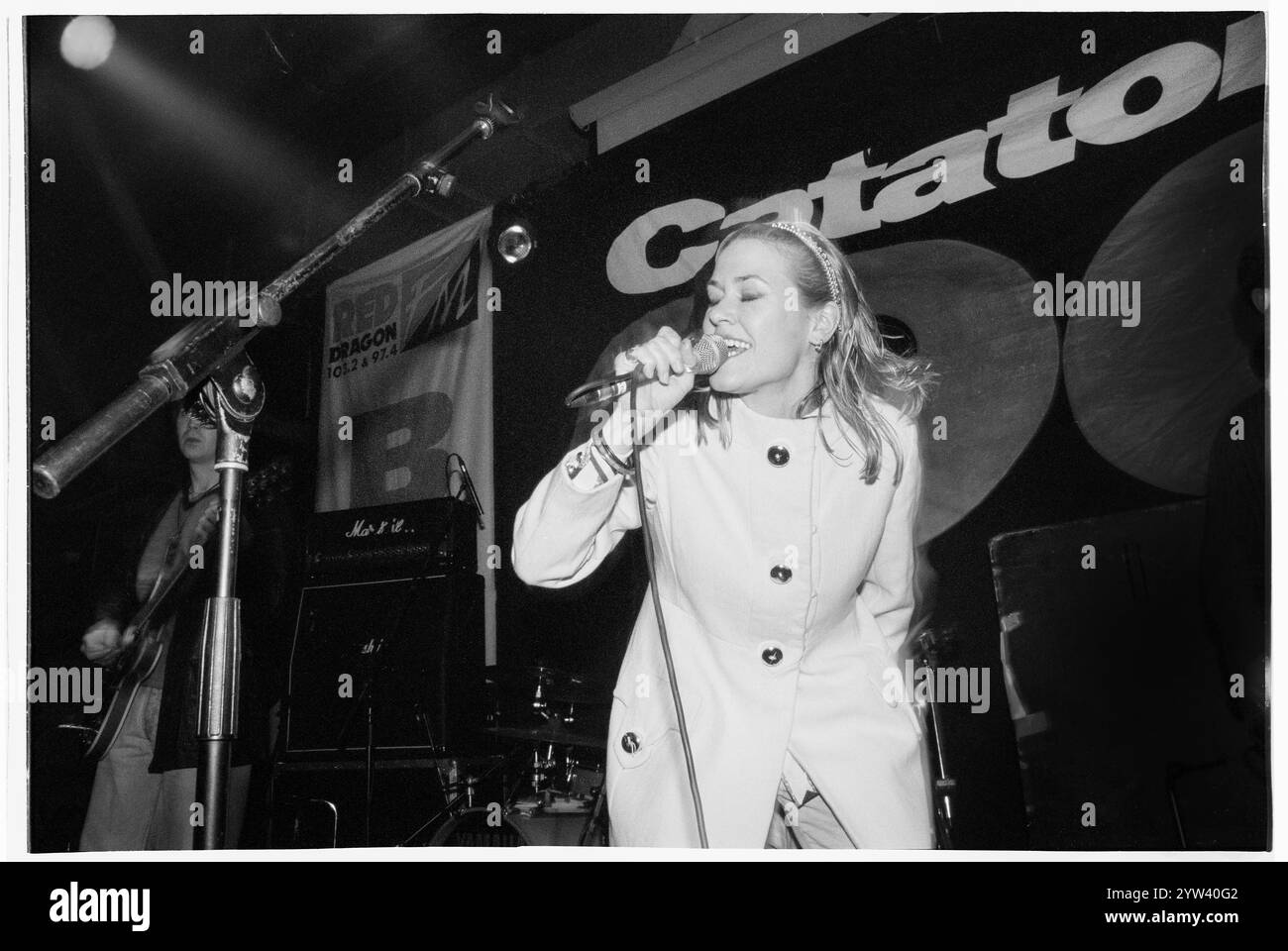 CATATONIA, CERYS MATTHEWS, YOUNG, CARDIFF UNIVERSITY, 1995: Cerys Matthews von Catatonia spielen live mit ihrer frühen Single Sweet Catatonia am 17. März 1995 im Terminal 396 in der Studentenunion der Cardiff University. Foto: Rob Watkins. INFO: Catatonia, eine walisische Alternative-Rock-Band in den 90er Jahren, unter der Leitung von Cerys Matthews, erlangte mit Hits wie Mulder and Scully und Road Rage Bekanntheit. Ihr eklektischer Sound, der Pop, Rock und Folk vereint, festigte ihren Platz in der Britpop-Ära und zeigte Matthews unverwechselbaren Gesang. Stockfoto