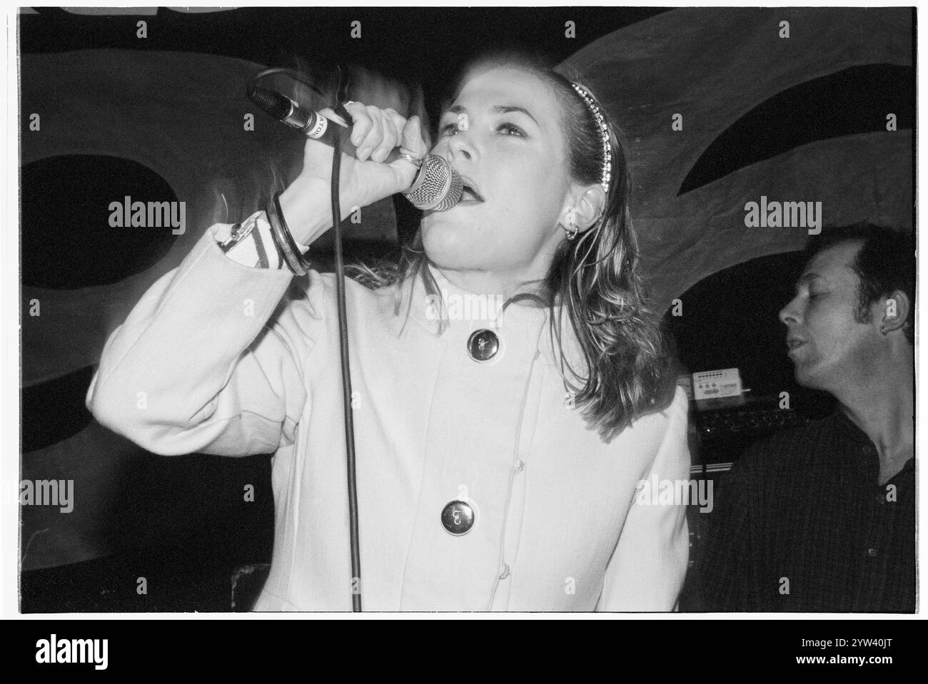 CATATONIA, CERYS MATTHEWS, YOUNG, CARDIFF UNIVERSITY, 1995: Cerys Matthews von Catatonia spielen live mit ihrer frühen Single Sweet Catatonia am 17. März 1995 im Terminal 396 in der Studentenunion der Cardiff University. Foto: Rob Watkins. INFO: Catatonia, eine walisische Alternative-Rock-Band in den 90er Jahren, unter der Leitung von Cerys Matthews, erlangte mit Hits wie Mulder and Scully und Road Rage Bekanntheit. Ihr eklektischer Sound, der Pop, Rock und Folk vereint, festigte ihren Platz in der Britpop-Ära und zeigte Matthews unverwechselbaren Gesang. Stockfoto