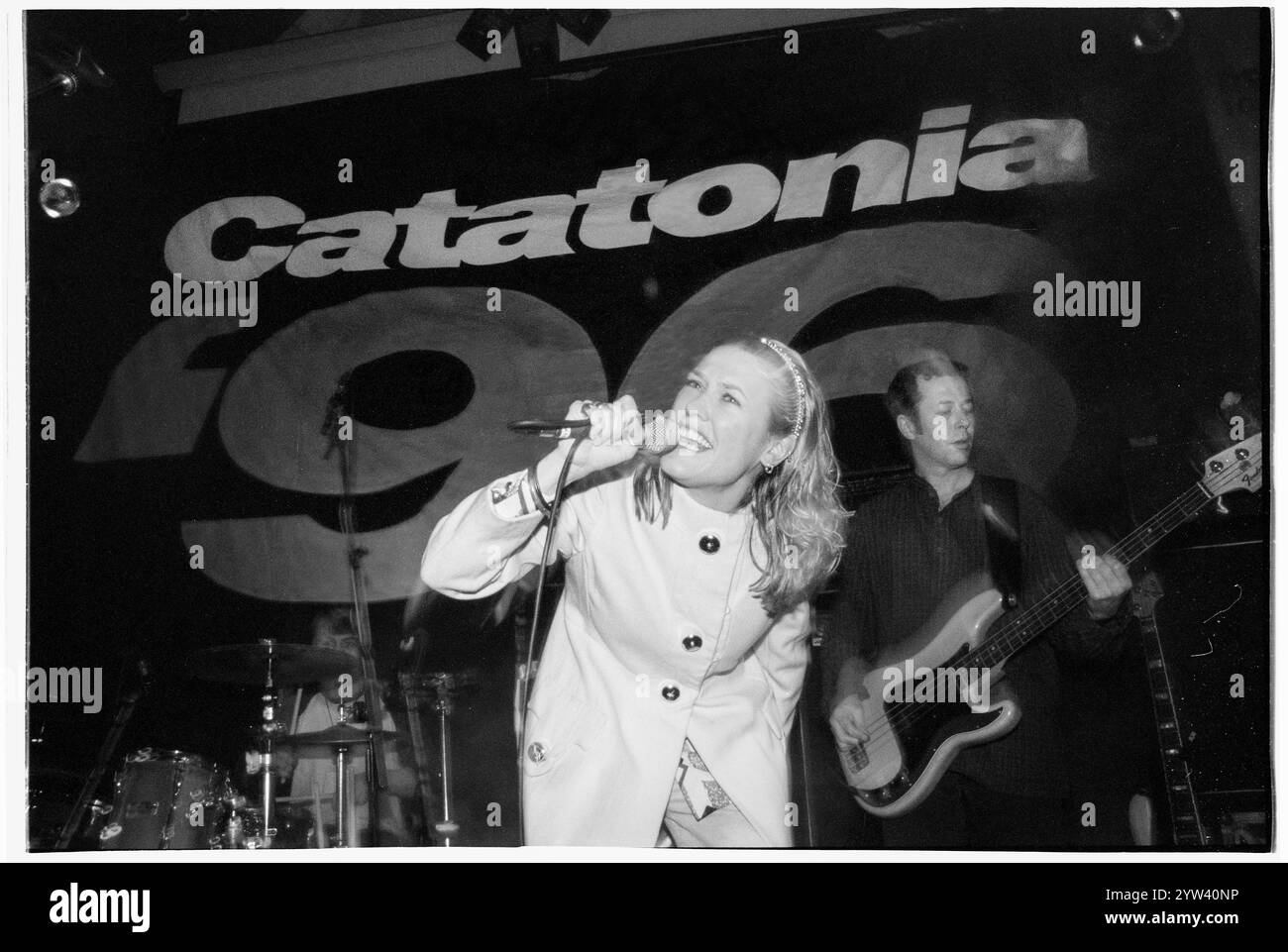 CATATONIA, CERYS MATTHEWS, YOUNG, CARDIFF UNIVERSITY, 1995: Cerys Matthews von Catatonia spielen live mit ihrer frühen Single Sweet Catatonia am 17. März 1995 im Terminal 396 in der Studentenunion der Cardiff University. Foto: Rob Watkins. INFO: Catatonia, eine walisische Alternative-Rock-Band in den 90er Jahren, unter der Leitung von Cerys Matthews, erlangte mit Hits wie Mulder and Scully und Road Rage Bekanntheit. Ihr eklektischer Sound, der Pop, Rock und Folk vereint, festigte ihren Platz in der Britpop-Ära und zeigte Matthews unverwechselbaren Gesang. Stockfoto