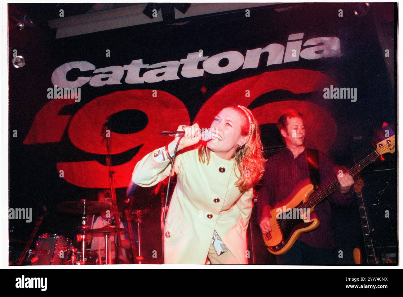 CATATONIA, CERYS MATTHEWS, YOUNG, CARDIFF UNIVERSITY, 1995: Cerys Matthews von Catatonia spielen live mit ihrer frühen Single Sweet Catatonia am 17. März 1995 im Terminal 396 in der Studentenunion der Cardiff University. Foto: Rob Watkins. INFO: Catatonia, eine walisische Alternative-Rock-Band in den 90er Jahren, unter der Leitung von Cerys Matthews, erlangte mit Hits wie Mulder and Scully und Road Rage Bekanntheit. Ihr eklektischer Sound, der Pop, Rock und Folk vereint, festigte ihren Platz in der Britpop-Ära und zeigte Matthews unverwechselbaren Gesang. Stockfoto