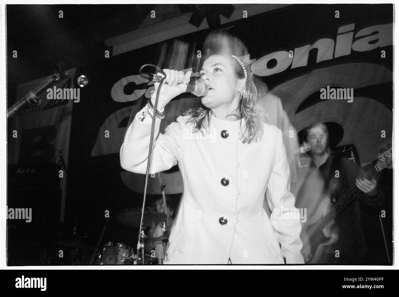 CATATONIA, CERYS MATTHEWS, YOUNG, CARDIFF UNIVERSITY, 1995: Cerys Matthews von Catatonia spielen live mit ihrer frühen Single Sweet Catatonia am 17. März 1995 im Terminal 396 in der Studentenunion der Cardiff University. Foto: Rob Watkins. INFO: Catatonia, eine walisische Alternative-Rock-Band in den 90er Jahren, unter der Leitung von Cerys Matthews, erlangte mit Hits wie Mulder and Scully und Road Rage Bekanntheit. Ihr eklektischer Sound, der Pop, Rock und Folk vereint, festigte ihren Platz in der Britpop-Ära und zeigte Matthews unverwechselbaren Gesang. Stockfoto