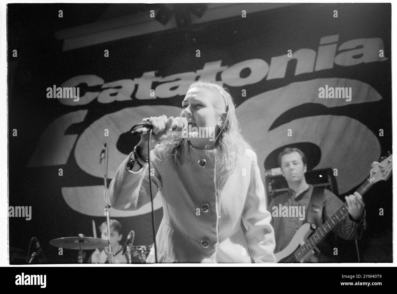 CATATONIA, CERYS MATTHEWS, YOUNG, CARDIFF UNIVERSITY, 1995: Cerys Matthews von Catatonia spielen live mit ihrer frühen Single Sweet Catatonia am 17. März 1995 im Terminal 396 in der Studentenunion der Cardiff University. Foto: Rob Watkins. INFO: Catatonia, eine walisische Alternative-Rock-Band in den 90er Jahren, unter der Leitung von Cerys Matthews, erlangte mit Hits wie Mulder and Scully und Road Rage Bekanntheit. Ihr eklektischer Sound, der Pop, Rock und Folk vereint, festigte ihren Platz in der Britpop-Ära und zeigte Matthews unverwechselbaren Gesang. Stockfoto