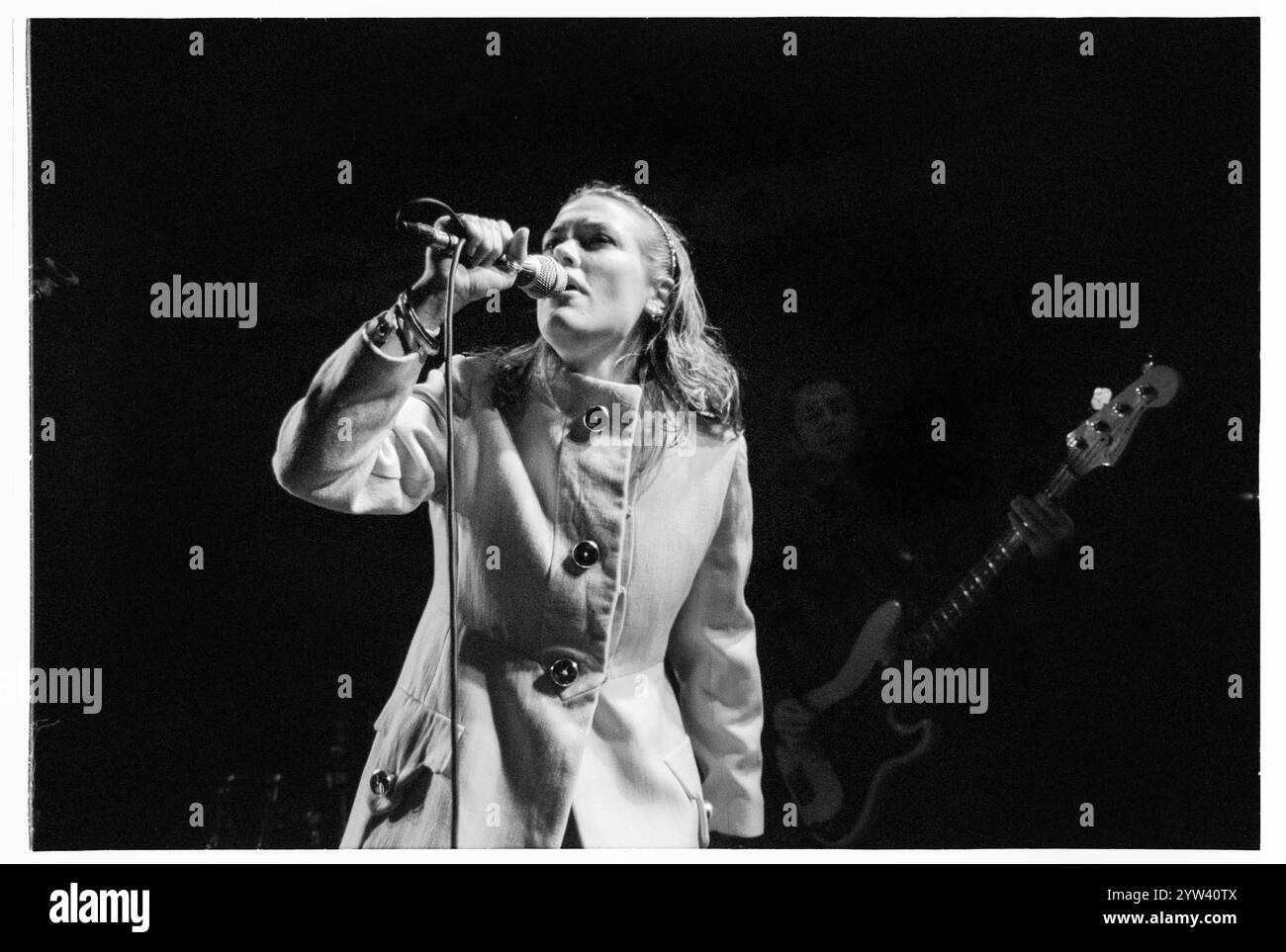 CATATONIA, CERYS MATTHEWS, YOUNG, CARDIFF UNIVERSITY, 1995: Cerys Matthews von Catatonia spielen live mit ihrer frühen Single Sweet Catatonia am 17. März 1995 im Terminal 396 in der Studentenunion der Cardiff University. Foto: Rob Watkins. INFO: Catatonia, eine walisische Alternative-Rock-Band in den 90er Jahren, unter der Leitung von Cerys Matthews, erlangte mit Hits wie Mulder and Scully und Road Rage Bekanntheit. Ihr eklektischer Sound, der Pop, Rock und Folk vereint, festigte ihren Platz in der Britpop-Ära und zeigte Matthews unverwechselbaren Gesang. Stockfoto