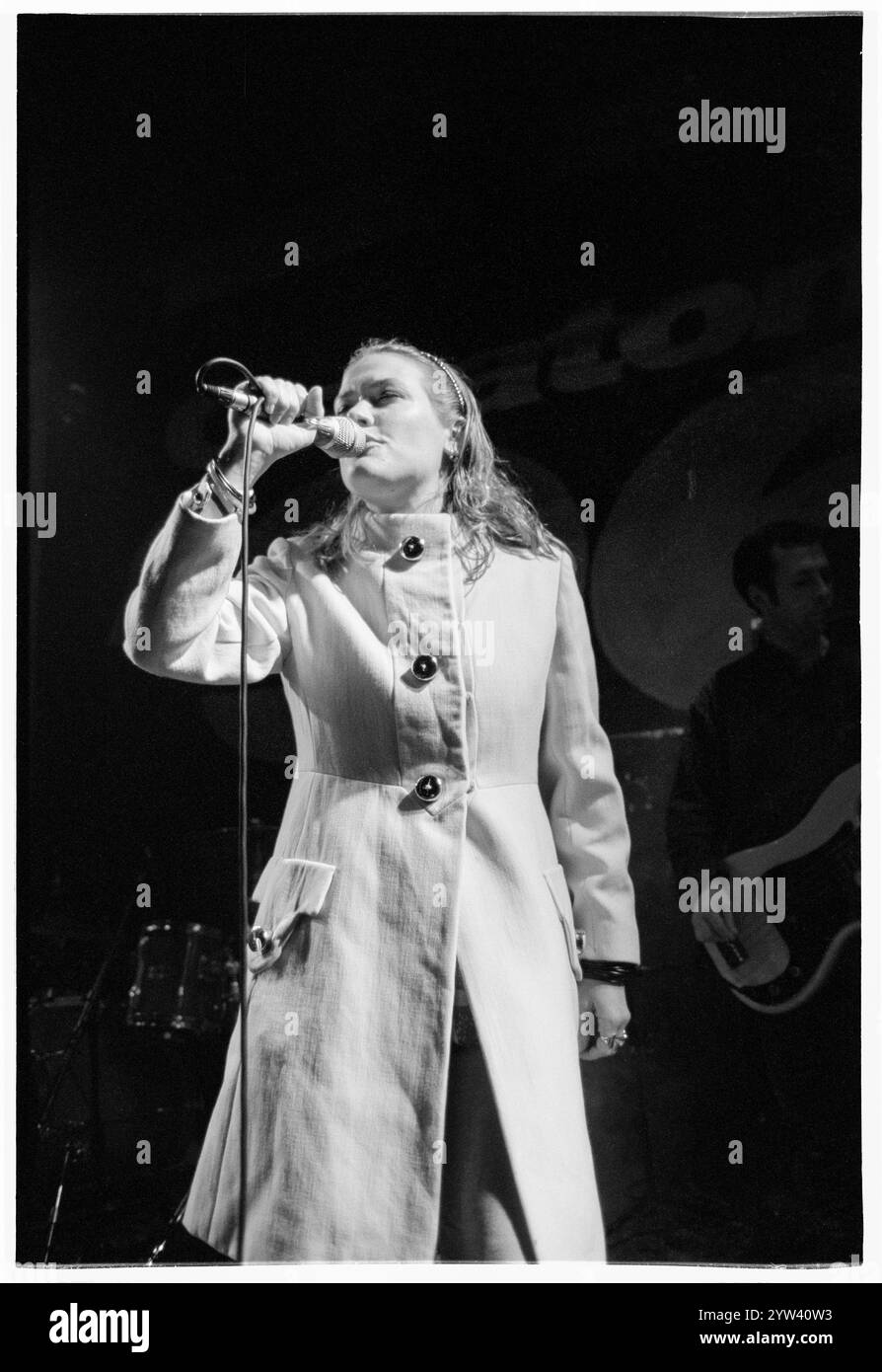 CATATONIA, CERYS MATTHEWS, YOUNG, CARDIFF UNIVERSITY, 1995: Cerys Matthews von Catatonia spielen live mit ihrer frühen Single Sweet Catatonia am 17. März 1995 im Terminal 396 in der Studentenunion der Cardiff University. Foto: Rob Watkins. INFO: Catatonia, eine walisische Alternative-Rock-Band in den 90er Jahren, unter der Leitung von Cerys Matthews, erlangte mit Hits wie Mulder and Scully und Road Rage Bekanntheit. Ihr eklektischer Sound, der Pop, Rock und Folk vereint, festigte ihren Platz in der Britpop-Ära und zeigte Matthews unverwechselbaren Gesang. Stockfoto