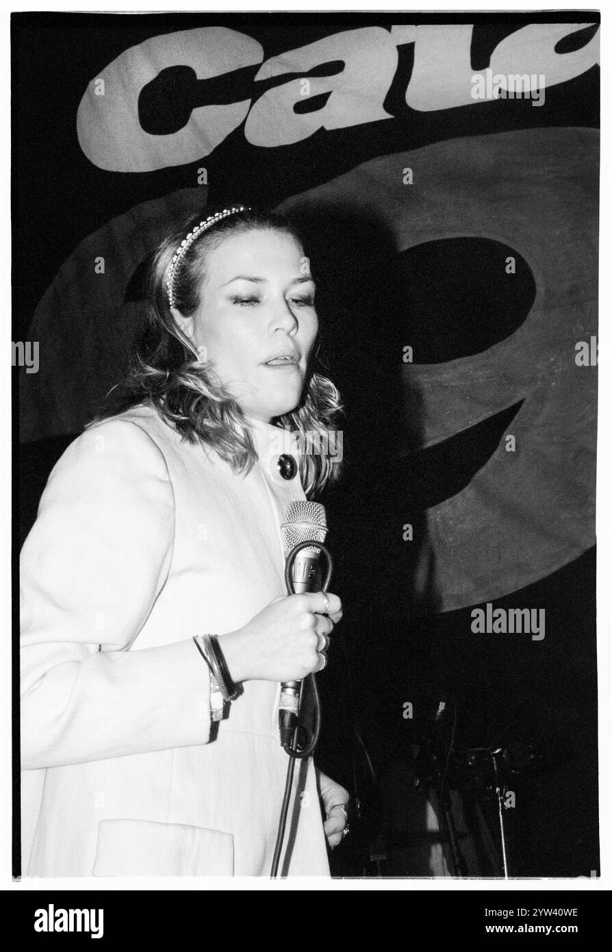 CATATONIA, CERYS MATTHEWS, YOUNG, CARDIFF UNIVERSITY, 1995: Cerys Matthews von Catatonia spielen live mit ihrer frühen Single Sweet Catatonia am 17. März 1995 im Terminal 396 in der Studentenunion der Cardiff University. Foto: Rob Watkins. INFO: Catatonia, eine walisische Alternative-Rock-Band in den 90er Jahren, unter der Leitung von Cerys Matthews, erlangte mit Hits wie Mulder and Scully und Road Rage Bekanntheit. Ihr eklektischer Sound, der Pop, Rock und Folk vereint, festigte ihren Platz in der Britpop-Ära und zeigte Matthews unverwechselbaren Gesang. Stockfoto