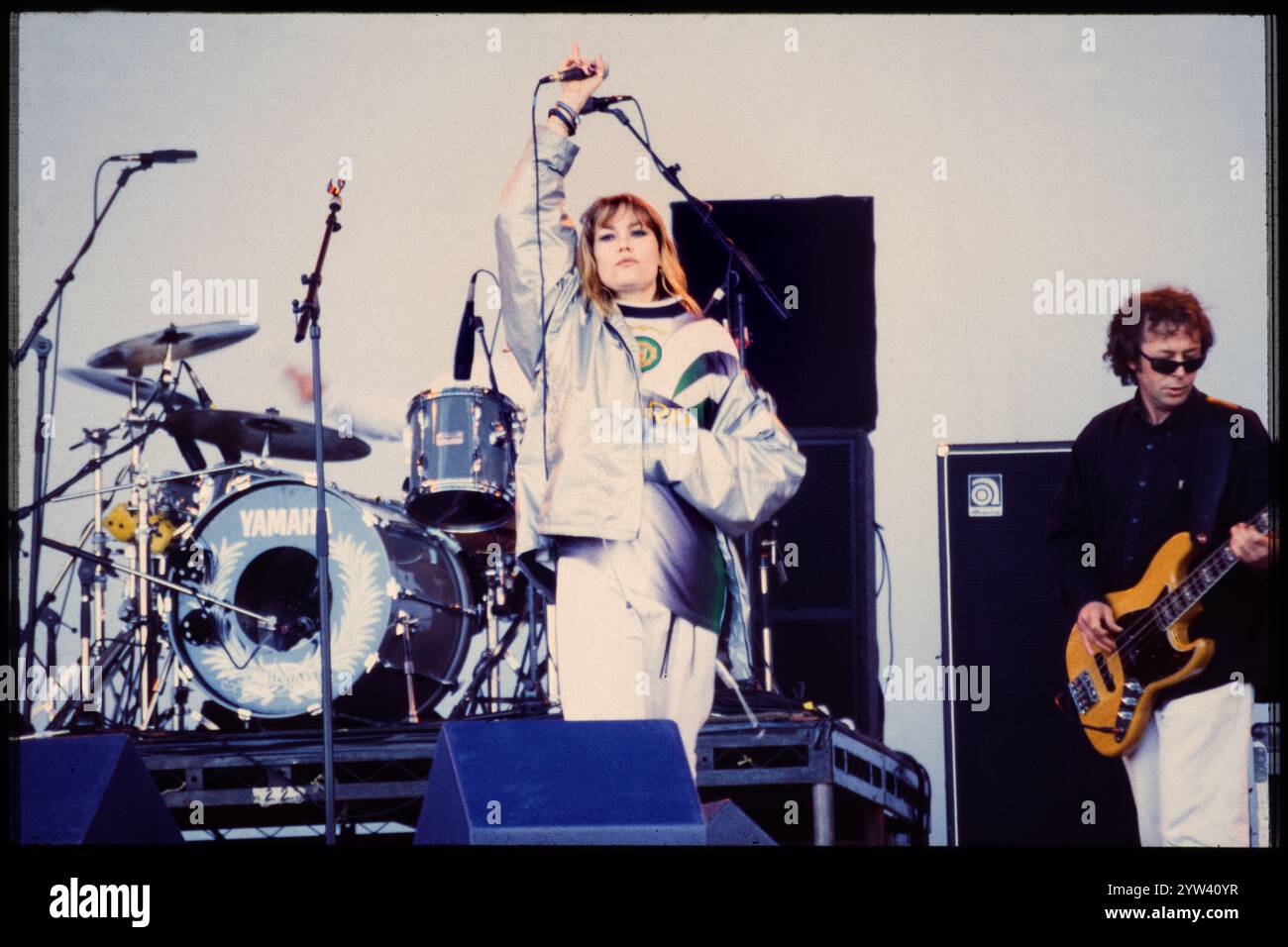 CATATONIA, CARDIFF BIG NOISE FESTIVAL, 1997: Cerys Matthews of catatonia in einem Manchester United Replik-Auswärtstrikot beim BBC Big Noise Festival in Cardiff Bay, Wales, Großbritannien am Sonntag, den 11. Mai, 1997. Foto: Rob Watkins. INFO: Catatonia, eine walisische Alternative-Rock-Band in den 90er Jahren, unter der Leitung von Cerys Matthews, erlangte mit Hits wie Mulder and Scully und Road Rage Bekanntheit. Ihr eklektischer Sound, der Pop, Rock und Folk vereint, festigte ihren Platz in der Britpop-Ära und zeigte Matthews unverwechselbaren Gesang. Stockfoto