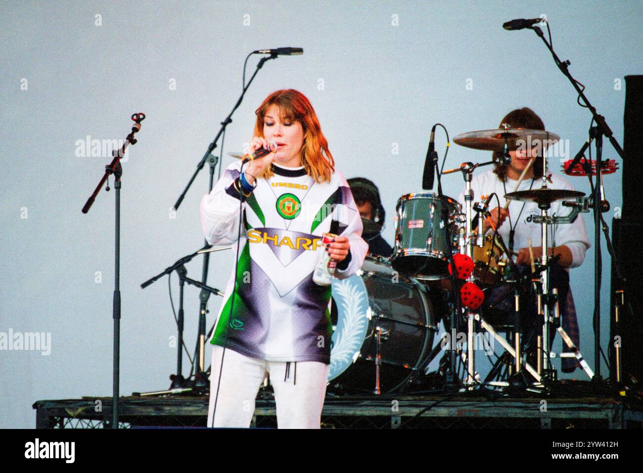 CATATONIA, CARDIFF BIG NOISE FESTIVAL, 1997: Cerys Matthews of catatonia in einem Manchester United Replik-Auswärtstrikot beim BBC Big Noise Festival in Cardiff Bay, Wales, Großbritannien am Sonntag, den 11. Mai, 1997. Foto: Rob Watkins. INFO: Catatonia, eine walisische Alternative-Rock-Band in den 90er Jahren, unter der Leitung von Cerys Matthews, erlangte mit Hits wie Mulder and Scully und Road Rage Bekanntheit. Ihr eklektischer Sound, der Pop, Rock und Folk vereint, festigte ihren Platz in der Britpop-Ära und zeigte Matthews unverwechselbaren Gesang. Stockfoto