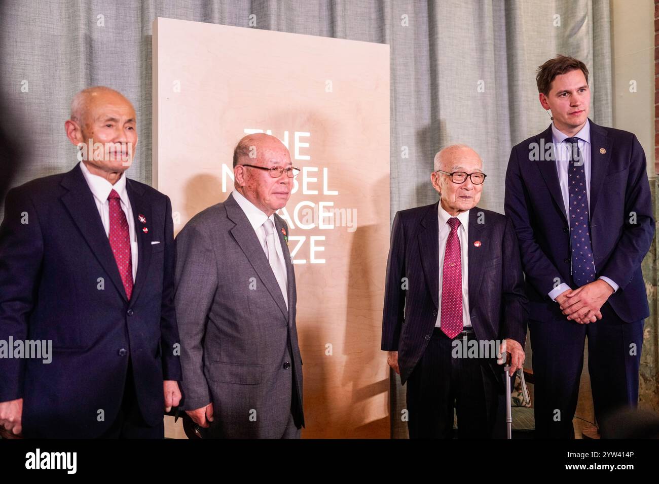 Oslo 20241209. Pressekonferenz mit dem Vertreter des diesjährigen Friedensnobelpreisträgers, Toshiyuki Mimaki, Shigemitsu Tanaka, Terumi Tanaka und dem Leiter des Nobelkomitees Jørgen Watne Frydnes, treffen sich am Montag im Nobelinstitut in Oslo mit der Presse. Die Volksbewegung der Überlebenden der Atomangriffe auf Hiroshima und Nagasaki, Nihon Hidankyo, erhält die Auszeichnung für ihre Arbeit für eine atomwaffenfreie Welt und für ihr Zeugnis, warum Atomwaffen nie wieder eingesetzt werden dürfen. Der Preis wird am Dienstag im Rahmen einer Zeremonie im Rathaus von Oslo verliehen. P Stockfoto