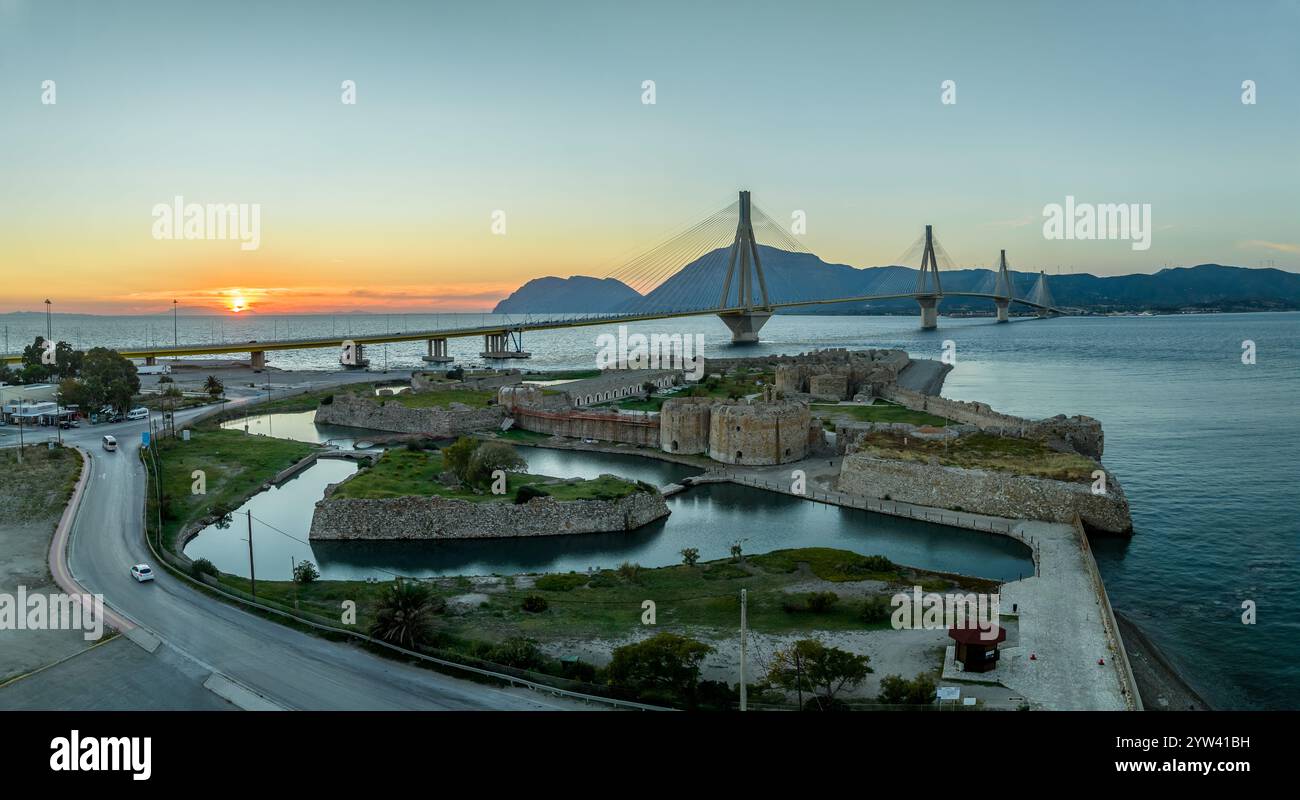 Aus der Vogelperspektive der Festung Rio (Rion) in der Nähe von Patras Griechenland mit spitzen Bastionen, Demi lunes, Kanonenplattformen Antirio-Kabelbrücke Stockfoto