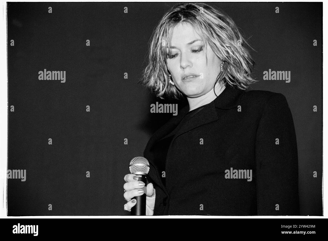 CATATONIA, CERYS INTERNATIONAL VELVET, CARDIFF UNIVERSITY, 1998: Cerys Matthews von Catatonia live im BBC Radio One Evening Session, um ihr ikonisches Album „International Velvet“ am 27. Januar 1998 in der Great Hall in der Studentenunion der Cardiff University zu veröffentlichen. Foto: Rob Watkins. INFO: Catatonia, eine walisische Alternative-Rock-Band in den 90er Jahren, unter der Leitung von Cerys Matthews, erlangte mit Hits wie Mulder and Scully und Road Rage Bekanntheit. Ihr eklektischer Sound, der Pop, Rock und Folk vereint, festigte ihren Platz in der Britpop-Ära und zeigte Matthews unverwechselbaren Gesang. Stockfoto