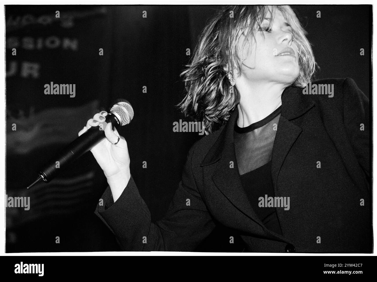 CATATONIA, CERYS INTERNATIONAL VELVET, CARDIFF UNIVERSITY, 1998: Cerys Matthews von Catatonia live im BBC Radio One Evening Session, um ihr ikonisches Album „International Velvet“ am 27. Januar 1998 in der Great Hall in der Studentenunion der Cardiff University zu veröffentlichen. Foto: Rob Watkins. INFO: Catatonia, eine walisische Alternative-Rock-Band in den 90er Jahren, unter der Leitung von Cerys Matthews, erlangte mit Hits wie Mulder and Scully und Road Rage Bekanntheit. Ihr eklektischer Sound, der Pop, Rock und Folk vereint, festigte ihren Platz in der Britpop-Ära und zeigte Matthews unverwechselbaren Gesang. Stockfoto
