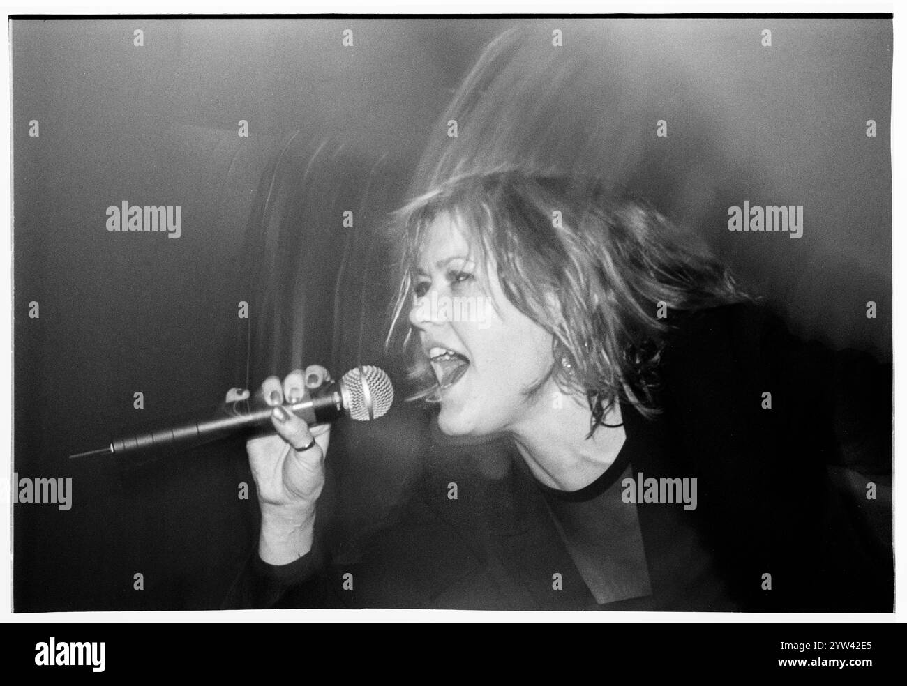 CATATONIA, CERYS INTERNATIONAL VELVET, CARDIFF UNIVERSITY, 1998: Cerys Matthews von Catatonia live im BBC Radio One Evening Session, um ihr ikonisches Album „International Velvet“ am 27. Januar 1998 in der Great Hall in der Studentenunion der Cardiff University zu veröffentlichen. Foto: Rob Watkins. INFO: Catatonia, eine walisische Alternative-Rock-Band in den 90er Jahren, unter der Leitung von Cerys Matthews, erlangte mit Hits wie Mulder and Scully und Road Rage Bekanntheit. Ihr eklektischer Sound, der Pop, Rock und Folk vereint, festigte ihren Platz in der Britpop-Ära und zeigte Matthews unverwechselbaren Gesang. Stockfoto