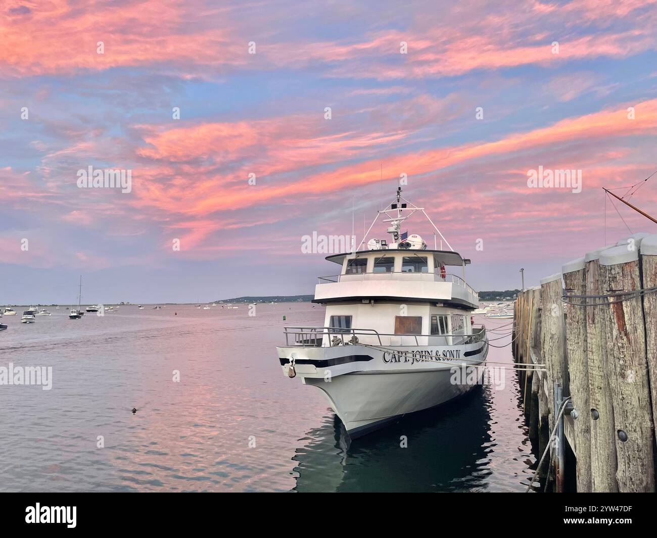 Walbeobachtungsboot legt bei Sonnenuntergang im Hafen von plymouth in massachusetts an - Smartphone-aufgenommenes Stockfoto