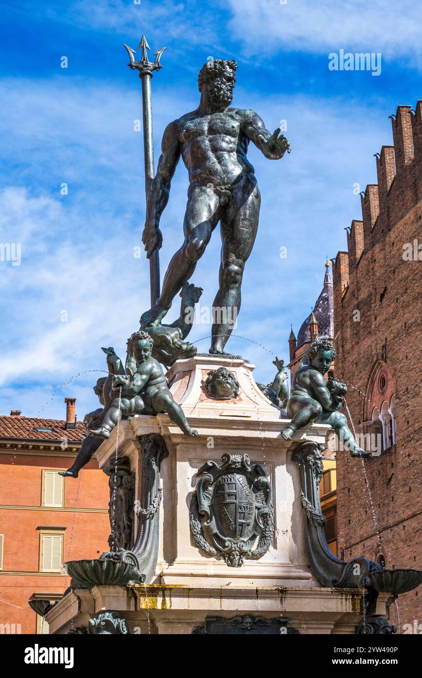 Neptunbrunnen auf der Piazza del Nettuno im historischen Stadtzentrum von Bologna in der Region Emilia-Romagna in Norditalien Stockfoto