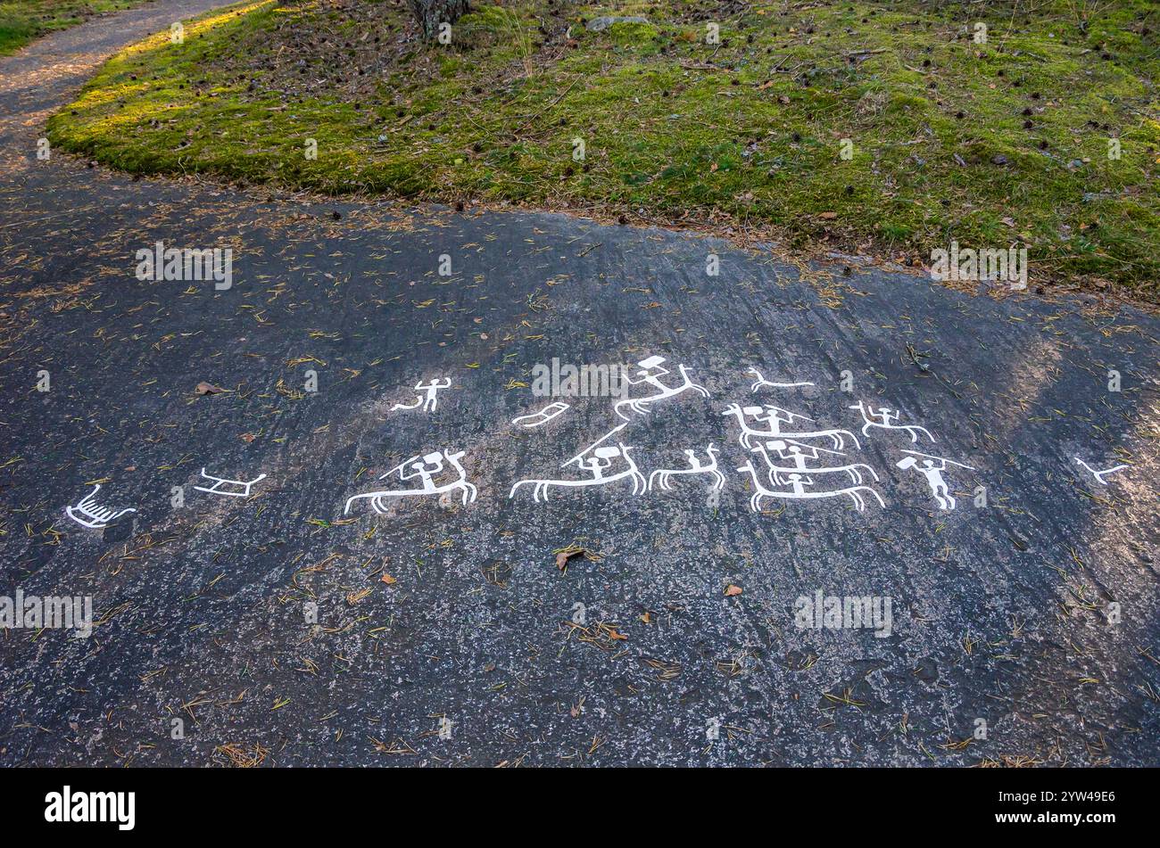 Tegneby Reitsteinschnitzerei, Teil der Petroglyphen von Litsleby, Teil der Felsschnitzereien von Tanum, in der Nähe des Dorfes Tanumshede, Bohuslän, Schweden. Stockfoto