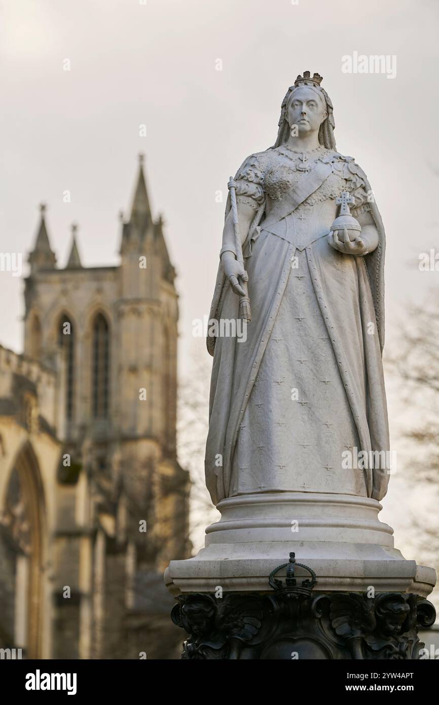 Statue von Königin Victoria auf College Green mit Bristol Cathedral im Hintergrund UK Stockfoto