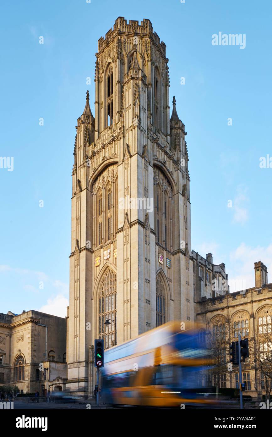 Äußere des Wills Memorial Building Teil der Universitätsgebäude in Bristol Großbritannien mit Verkehr im Vordergrund Stockfoto