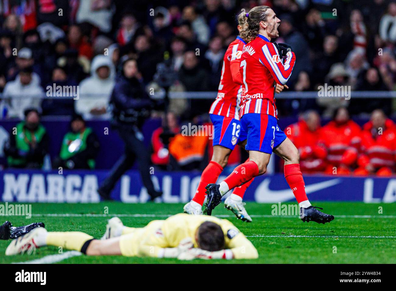 Fussball La Liga 16. Spieltag Atletico Madrid - FC Sevilla am 08.12.2024 im Wanda Metropolitano in Madrid Torjubel zum 4:3 durch Antoine Griezmann ( Madrid ) Foto: Revierfoto Stockfoto